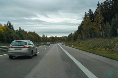 Otobanda yolcu vagonları hareket ediyor.