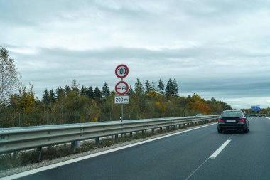 Hız mı? Avrupa 'da bir otoyolda sınır işareti 100.