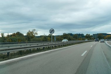 Avrupa 'da bir otoyolda 120 hız limitini sona erdiren imza.