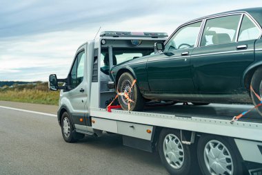 Yoldaki bir karavanda hatalı araçların taşınması ve taşınması için özel ulaşım.