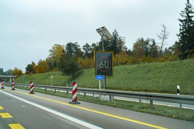 Yolda hız limiti 60 olan elektronik tabela.