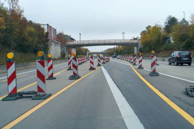 Yol tamiri için koruyucu bariyer işaretleri.