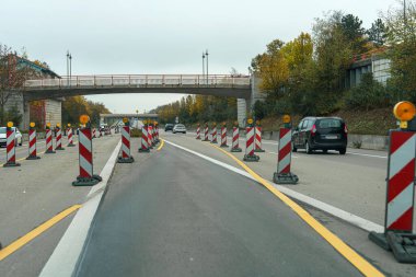 Yol tamiri için koruyucu bariyer işaretleri.