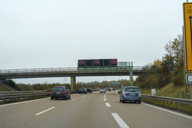 Avrupa 'da bir otoyolda elektronik hız limiti işaretleri.