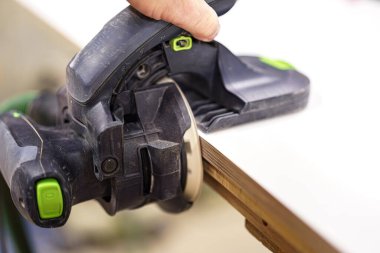 Marangozluk atölyesinde mobilya yapmak için el değirmeni. Mobilya üretim tesisi.