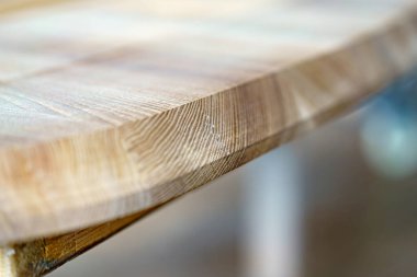 Yapıştırılmış ve zımparalanmış masadan yapılmış. Ev eşyaları üreten bir fabrika..