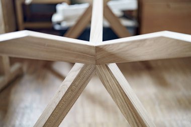 Marangozluk atölyesinde masa bacakları yapıştırılmış. Mobilya üretim tesisi.