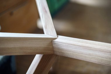 Marangozluk atölyesinde masa bacakları yapıştırılmış. Mobilya üretim tesisi.