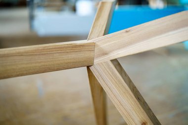 Marangozluk atölyesinde masa bacakları yapıştırılmış. Mobilya üretim tesisi.