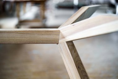 Marangozluk atölyesinde masa bacakları yapıştırılmış. Mobilya üretim tesisi.