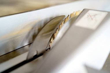 Marangozluk atölyesinde boş mobilya üretmek için daire şeklinde testere. Mobilya üretim tesisi.