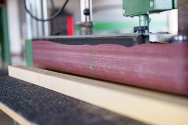 Marangozluk atölyesinde dikey ahşap zımparalama makinesi. Mobilya üretim tesisi.