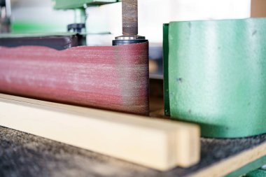 Marangozluk atölyesinde dikey ahşap zımparalama makinesi. Mobilya üretim tesisi.