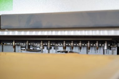 Marangozluk atölyesinde CNC ile marangozluk makinesinde kıyma makası. Mobilya üretim tesisi.