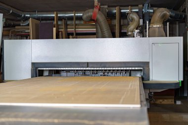 Marangozluk atölyesinde CNC ile marangozluk makinesinde kıyma makası. Mobilya üretim tesisi.