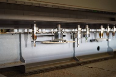 Marangozluk atölyesinde CNC ile marangozluk makinesinde kıyma makası. Mobilya üretim tesisi.