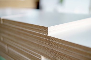 Marangozluk atölyesinde mobilyalar için öğütülmüş tahtalar. Mobilya üretim tesisi.