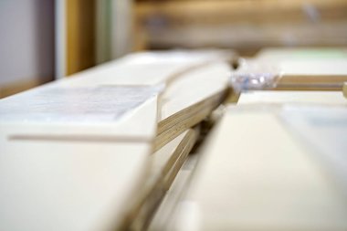 Yapım atölyesindeki mobilya deposu. Ev eşyaları üretimi için bir fabrika.