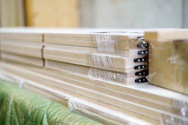 Yapım atölyesindeki mobilya deposu. Ev eşyaları üretimi için bir fabrika.