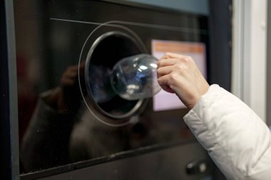 Plastik ve alüminyum içecek şişelerini kabul etmek için bir makine. İçecek atıklarının ekolojik geri dönüşümü.