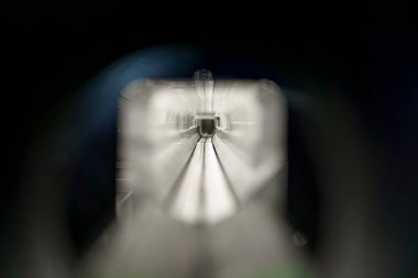 Plastik ve alüminyum içecek şişelerini kabul etmek için bir makine. İçecek atıklarının ekolojik geri dönüşümü.