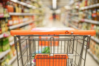 Markette alışveriş için boş market arabası..