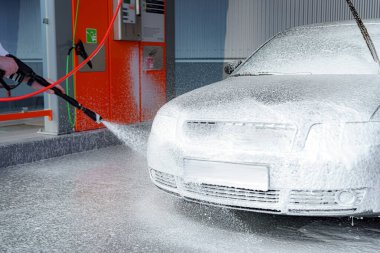 Araba yıkamada köpük yıkayan araba..