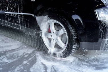 Basınç altında arabayı suyla yıkamak.