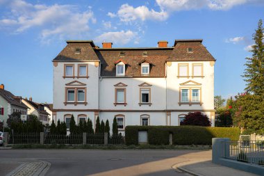 Şehirde pencereleri ve balkonları olan bir apartman..