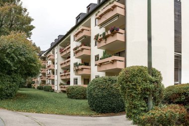 Şehirde pencereleri ve balkonları olan bir apartman..