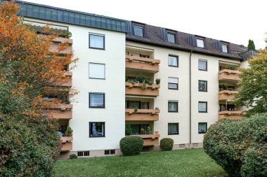 Şehirde pencereleri ve balkonları olan bir apartman..