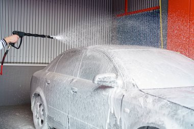 Araba yıkamada köpüklü araba..