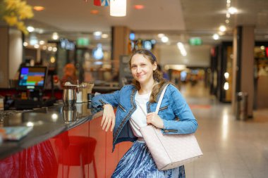 Kafede mutlu bir kız emir bekliyor..