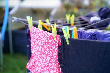 Yıkanmış eşyalar çamaşır makinesinde yıkandıktan sonra kurutucuda kurutulur..