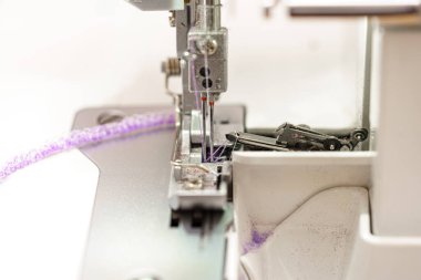 Dikiş makinesi yakın çekim, iplikler ve iğneler.