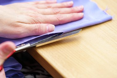 Kadın terzi desen ve dikiş için makas kesiyor. Dikiş endüstrisi tekstil endüstrisi.