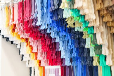 Renkli fermuar, dikiş aksesuarları, giysi parçaları ve diğer tekstil kumaşlarının hızlı bağlantıları için tasarlanmış..