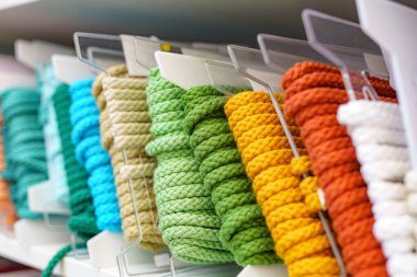 Giysiler ve ayakkabılar için renkli kumaş yuvarlak ipler.