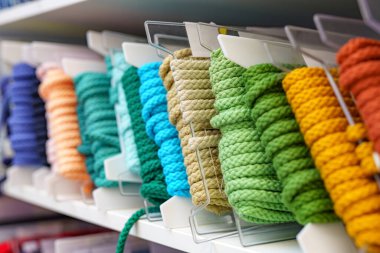 Renkli tekstil ipleri, kumaş ipleri, mağazada satılık aksesuarlar..