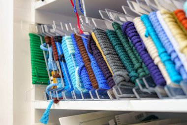 Renkli tekstil ipleri, kumaş ipleri, mağazada satılık aksesuarlar..