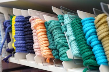 Renkli tekstil ipleri, kumaş ipleri, mağazada satılık aksesuarlar..