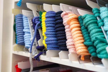 Giysiler ve ayakkabılar için renkli kumaş yuvarlak ipler.