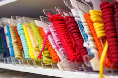 Giysiler ve ayakkabılar için renkli kumaş yuvarlak ipler.