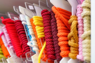 Renkli tekstil ipleri, kumaş ipleri, mağazada satılık aksesuarlar..