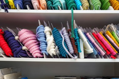 Renkli tekstil ipleri, kumaş ipleri, mağazada satılık aksesuarlar..