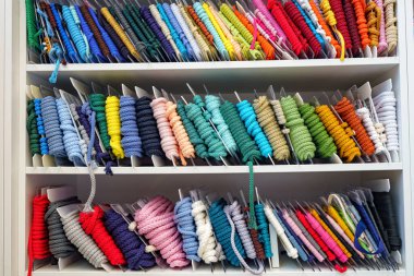 Renkli fermuar, dikiş aksesuarları, giysi parçaları ve diğer tekstil kumaşlarının hızlı bağlantıları için tasarlanmış..