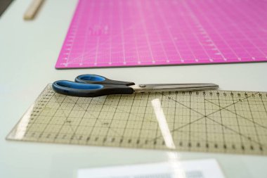 Dikiş dikmek için kumaş kesme kalıbı ve makas.