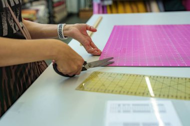 Bir dikiş şirketinde kumaş ve tekstil parçaları kesmek için dikiş deseni.