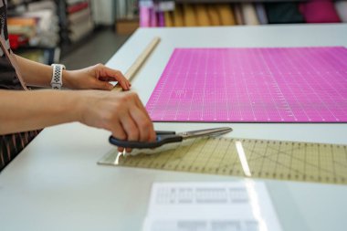 Dikiş dikmek için kumaş kesme kalıbı ve makas.