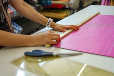 Dikiş dikmek için kumaş kesme kalıbı ve makas.